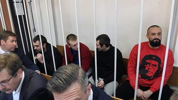 Задержанные украинские моряки в Лефортовском суде Москвы Задержанные украинские моряки в Лефортовском суде Москвы
