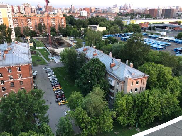 Фото дня: дом в Марьиной роще «утонул» в зелени