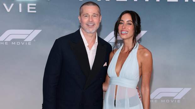 Папарацци засняли Брэда Питта и Инес де Рамон на отдыхе в Греции: редкое фото