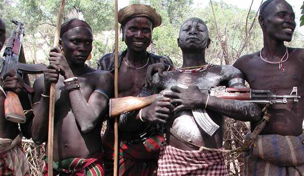 АК-47 - автомат Калашникова калибр 7,62-мм АК-47 - автомат Калашникова калибр 7,62-мм