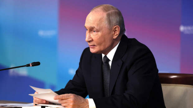 Путин изменил правила контроля расходов чиновников: что теперь будут проверять у их детей и супругов