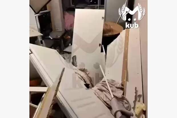 Последствия падения обломков дрона в квартиру в российском городе попали на видео