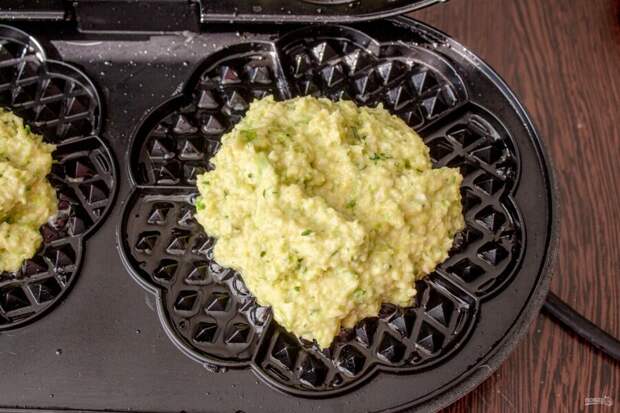 Овощные оладьи всегда встречали в моей семье довольно прохладно, дети частенько отказывались есть. Но когда я попробовала приготовить вафли из капусты – блюдо вызвало настоящий фурор.-8