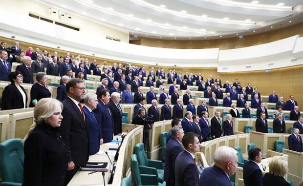 На фото: сенаторы на пленарном заседании Совета Федерации РФ