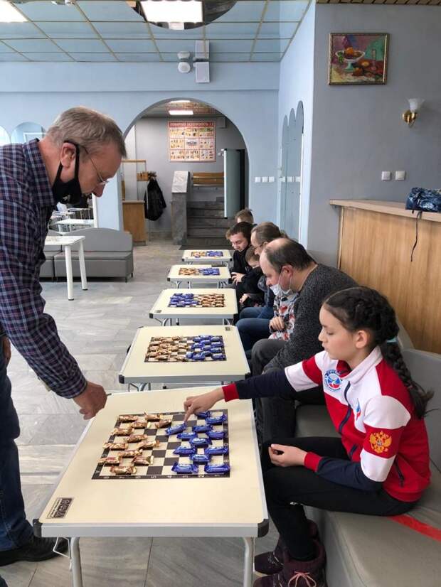 В Хорошево-Мневниках прошел сеанс одновременной игры шоколадными шашками