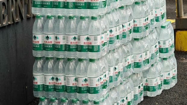 Питьевую воду нельзя разливать в пластиковую тару: мнение ученых