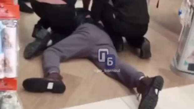 Задержание вора в магазине / Скриншот из видео 