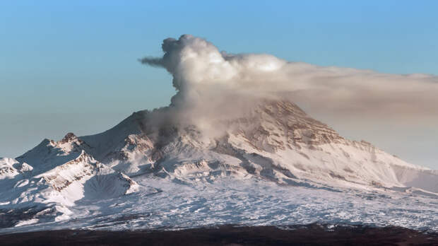 Вулкан Шивелуч на Камчатке выбросил столб пепла на высоту 7 км