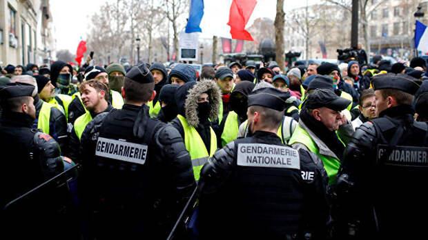 Демонстрация движения желтые жилеты в Париже, Франция. 15 декабря 2018
