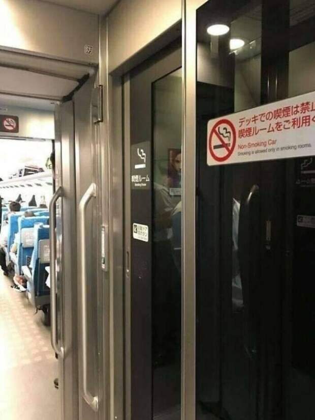 В некоторых японских поездах есть целых вагоны для курящих