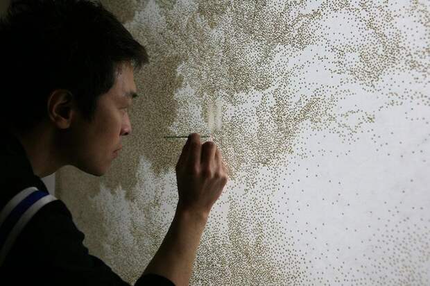 Точечное искусство: художник прожигает бумагу ароматическими палочками и создает невероятные картины