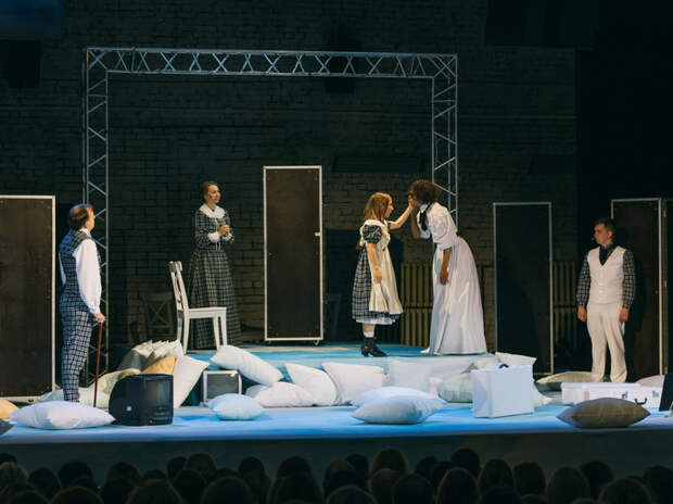 Спектакль «Ва-Ва» идет в сопровождении оскароносного американского фильма «Сотворившая чудо»