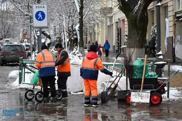 450 дворников убирают последствия снегопада в Симферополе