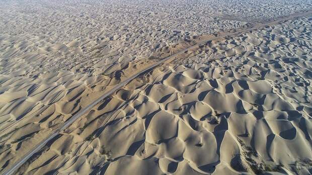 Китай с севера на юг пустыни проложил шоссе длиной 552 км