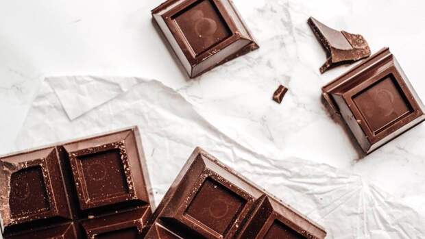 Употребление темного шоколада способно снизить давление и замедлить старение организма