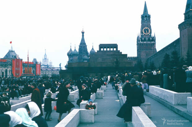 Горожане на Красной площади. Сейчас доступ к этой части площади закрыт. СССР, американцы., архив, фотографии