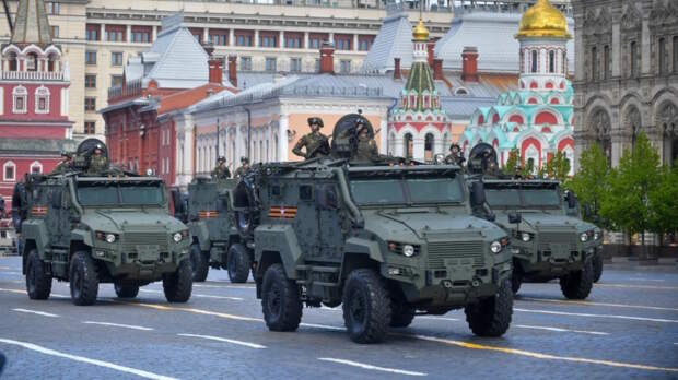 Новейшие бронеавтомобили "Феникс" и "Линза" впервые показали на параде Победы в Москве