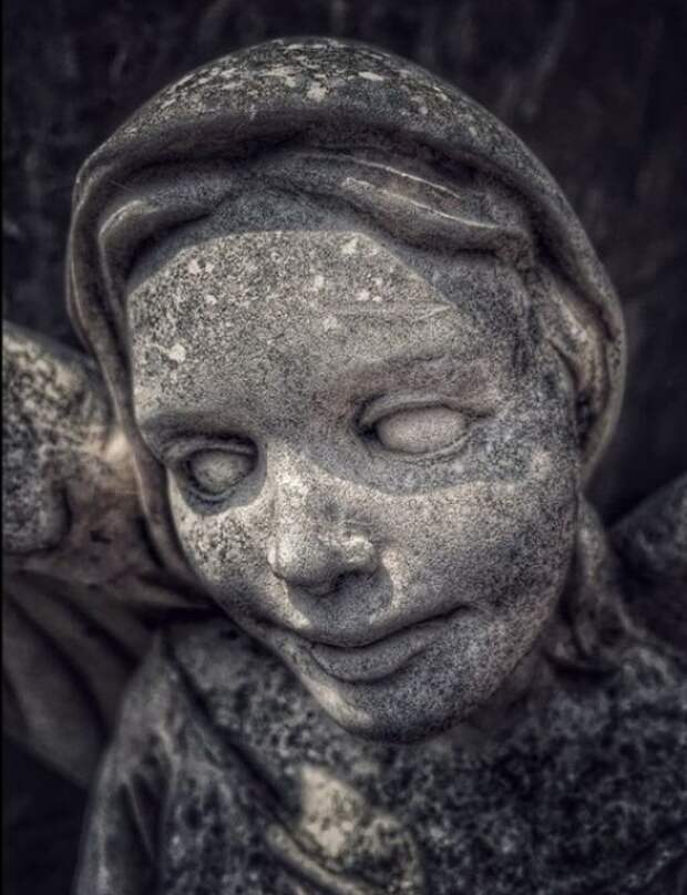 Жуткие кладбищенские статуи (17 фото)