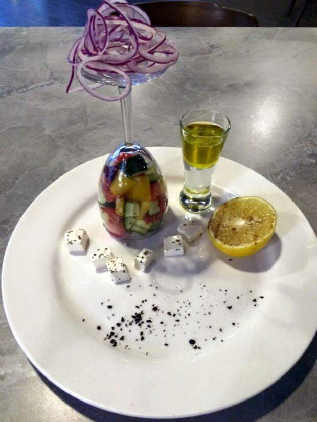 Греческий салат в бокале.