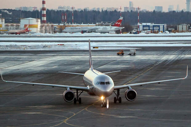 Аэропорты курортных городов России перестали принимать и выпускать самолеты
