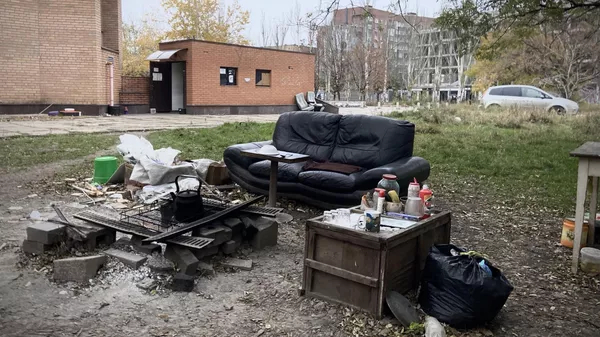 Двор у кинотеатра, в подвале которого живут люди Двор у кинотеатра, в подвале которого живут люди