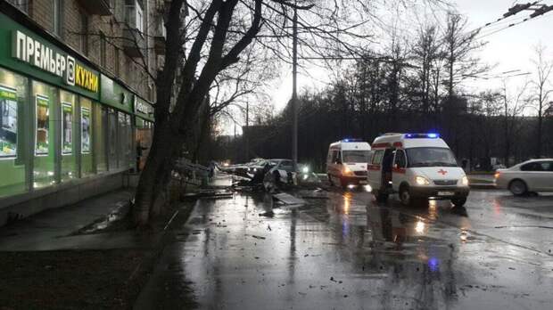 В Москве жертвой урагана стала девочка, в подмосковных Мытищах – мужчина, которого убило строительной бытовкой ПОДМОСКОВЬЕ, ветер, дождь, москва, разрушения, россия, ураган, шторм