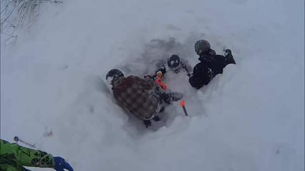 В Сочи сноубордиста спасли благодаря ярким перчаткам.
Январь, горнолыжный курорт...