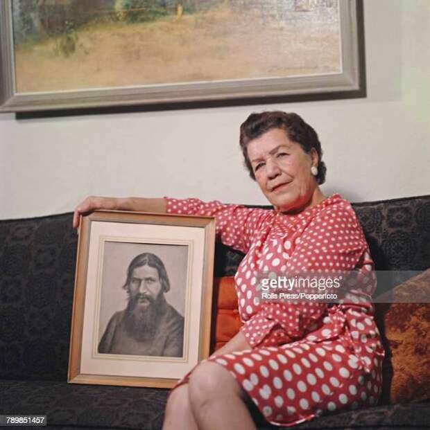 МАТРЁНА С ПОРТРЕТОМ ОТЦА (1) МАТРЁНА С ПОРТРЕТОМ ОТЦА (1)