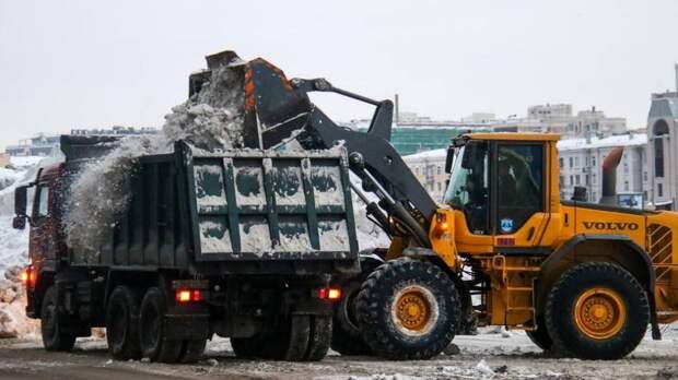 Всего семь снегоуборочных машин вышли на улицы Колпинского района Петербурга