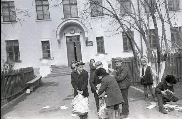 Пионеры договаривались с пенсионерами, чтобы те копили для них ненужные газеты и журналы. /Фото: pbs.twimg.com Пионеры договаривались с пенсионерами, чтобы те копили для них ненужные газеты и журналы. /Фото: pbs.twimg.com