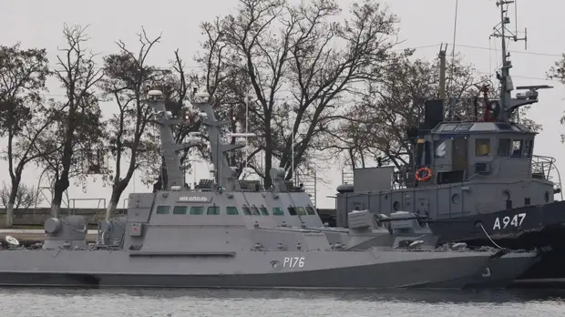 Опубликовано видео задержанных ФСБ кораблей ВМС Украины