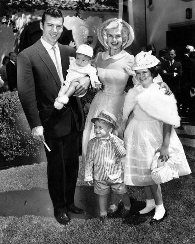 Джейн Мэнсфилд и Микки Харгитей с детьми. / Фото: www.pinimg.com