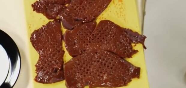 Кусочки печени солим.