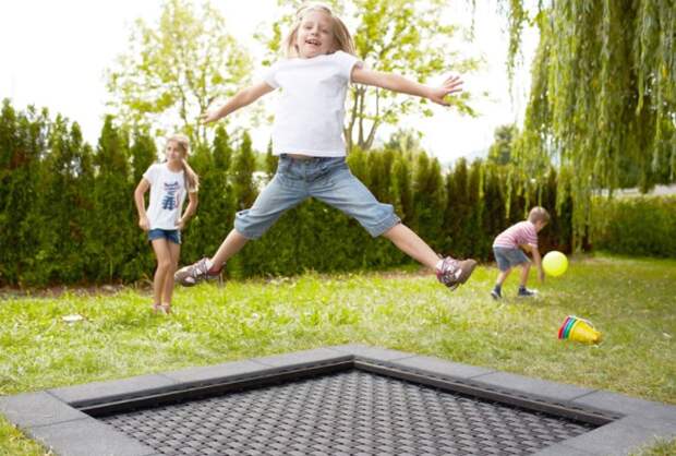 Выройте яму и установите в нее встроенный батут / Фото: trampolinwelt24.de