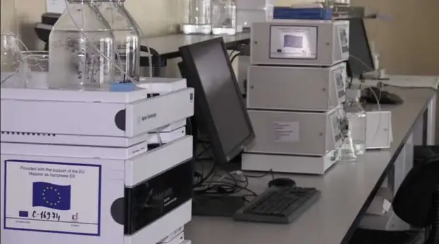 «Вместо разрухи — дорогостоящая техника»: RT посетил якобы уничтоженную российскими силами лабораторию в Чернобыле