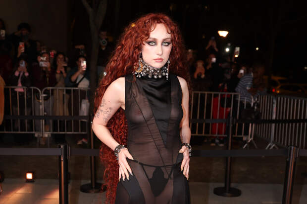 Популярная певица в прозрачном платье без бюстгальтера появилась на Неделе моды