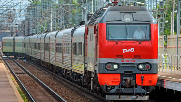 Из-за пожара после атаки беспилотников задержали 26 поездов в Ростовской области