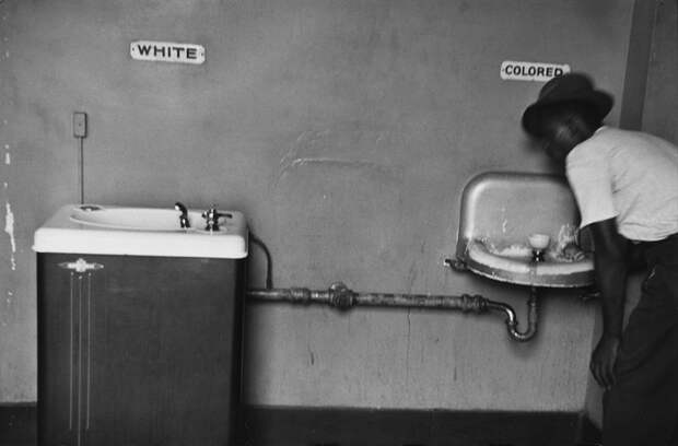 Вся суть сегрегации была в стремлении дать понять, кто тут настоящий человек, а кто так, условно.