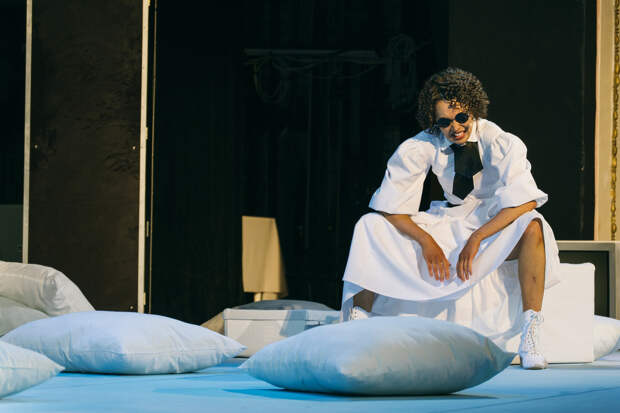 Спектакль «Ва-Ва» идет в сопровождении оскароносного американского фильма «Сотворившая чудо»