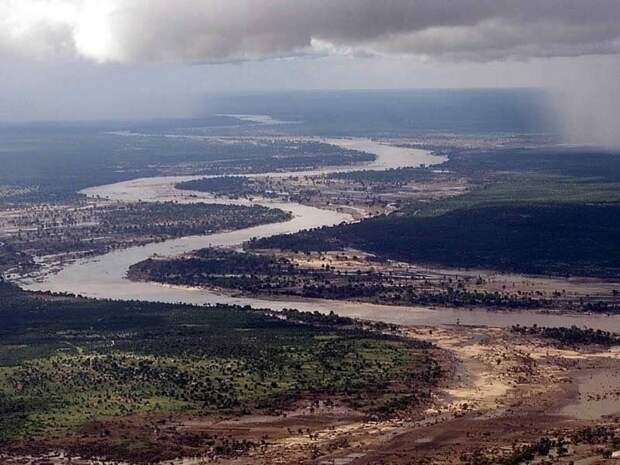Река Нигер сама по себе не очень широкая, но в сезон дождей она разливается/ © about-planet.ru