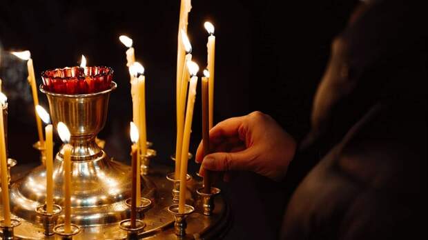 Храм, церковные свечи / Фото: amic.ru