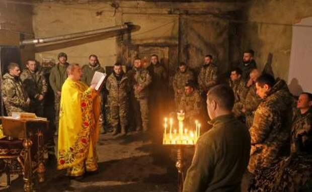 На фото: капеллан Православной Церкви Украины Иван читает молитву за украинских военнослужащих 72-й механизированной бригады под Угледаром
