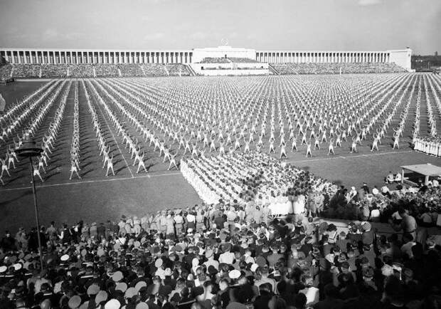 23. Массовые занятия гимнастикой во время “Дня единства“. Нюрнберг, 8 сентября 1938 года архивы, интересно, исторические фото, старые фото, фото