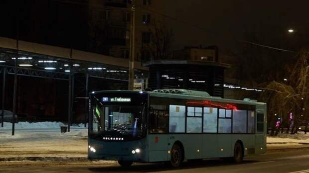 В Петербурге мужчина домогался школьницы в вечернем автобусе