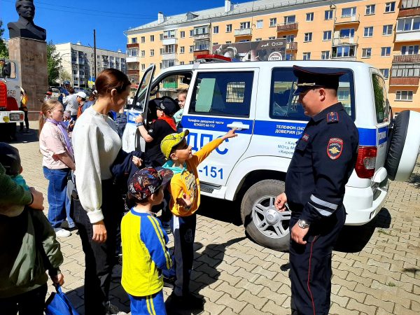 Сотрудники ГИБДД поздравили детей с Днем защиты детей и напомнили им о ПДД
