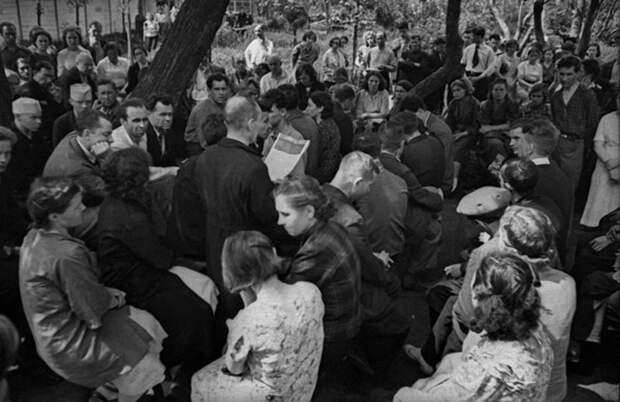 04 На одном из московских заводов читают выступление Сталина по радио 3 июля 1941 г.jpg 04 На одном из московских заводов читают выступление Сталина по радио 3 июля 1941 г.jpg