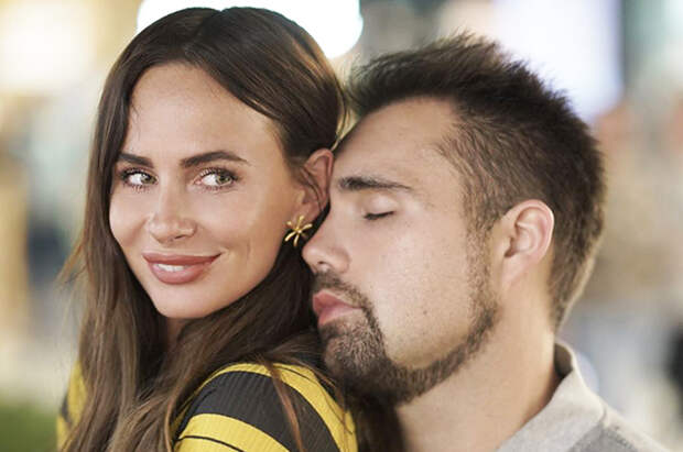 Экс-солистка группы "Демо" Саша Зверева сыграла свадьбу со своим американским возлюбленным