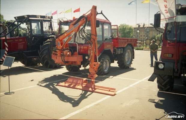 На агрегатах все того же классического "Беларуса" сам тракторный завод еще в 1990-х годах создал так называемое "шасси универсальное" ШУ-356. МТЗ, авто, автомобили, беларусы, сельхозтехника, спецтехника, трактор