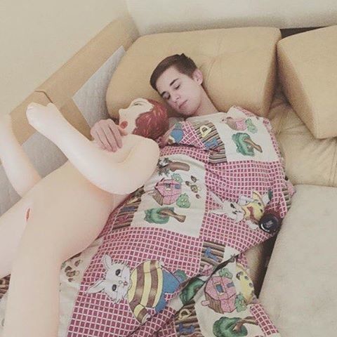 А может быть они правы, и молодость - это время экспериментов (даже таких сумасшедших) Вписка, вечеринка, девушка, праздник, студенты