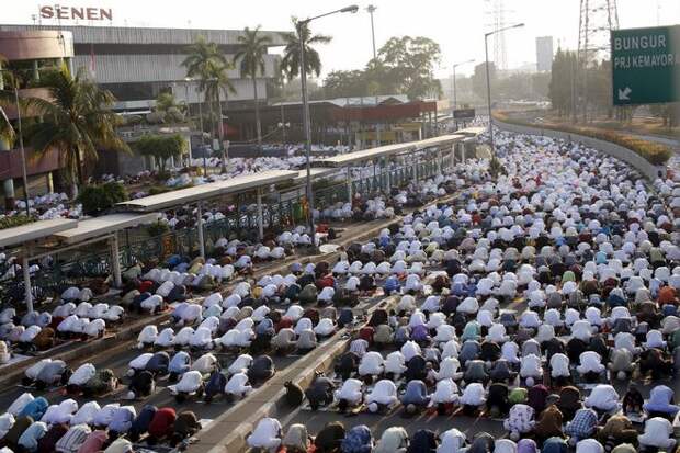 В Индонезии самое большое мусульманское население в мире